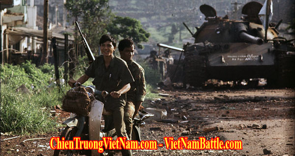 Xe tăng quân Giải Phóng bị phá hủy trong trận An Lộc trong Mùa hè đỏ lửa - chiến dịch Xuân Hè - North Vietnam tank was destroyed in battle of An Loc in Easter Offensive 1972 in Vietnam war