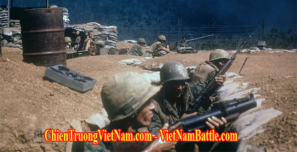 Không lực và cuộc di tản trong trận Khâm Đức 1968 trong chiến tranh Việt Nam : Các binh sĩ thuộc tiểu đoàn 2, trung đoàn 1 đang phòng thủ căn cứ Khâm Đức - Airpower in the battle of Kham Duc : US 2nd battalion soldiers defend the perimeter of Kham Duc base