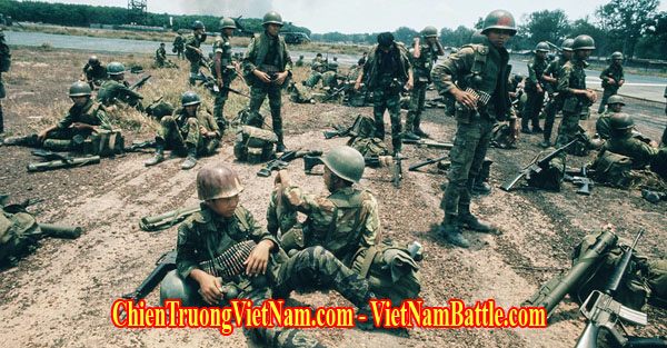 Binh sĩ Nhảy Dù chuẩn bị được tăng viện cho trận Thượng Đức 1974 trong chiến tranh Việt Nam - ARVN airbone soldiers before the Battle of Thuong Duc in Vietnam war 1974