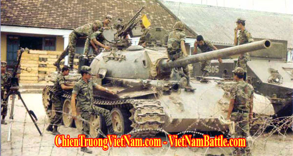Xe tăng T-54 của Quân Giải Phóng bị TQLC VNCH bắt giữ trong trận cổ thành Quảng Trị trong Mùa Hè Đỏ Lửa 1972 - North Vietnam captured T-54 tank in Battle of Quang Tri Citadel in Vietnam war