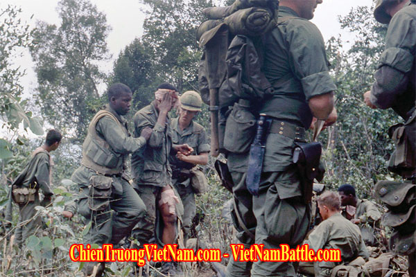 Các binh sĩ Thủy Quân Lục Chiến thuộc đại đội Charlie ở gần đồi 310 đang chờ trực thăng di tản trước sự kiện 8 binh sĩ TQLC lấy xác đồng đội trong nhiệm vụ cảm tử trong chiến tranh Việt Nam - Wounded Marines in the saddle area near Hill 310 are moved to an evacuation area before Doom Patrol : suicide mission in Vietnam war