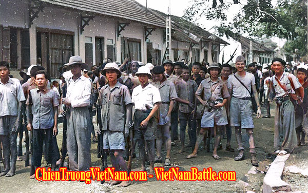 OSS tiền thân CIA từng giúp Việt Minh trong cuộc chiến Việt Nam : nhóm con Nai đang cùng binh sĩ Việt Minh tiến về Hà Nội - US OSS Deer Team in Vietnam war