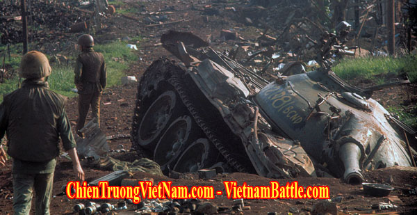 Hình ảnh Thị trấn An Lộc - tỉnh Bình Long khi xưa : xe tăng T-54 Bắc Việt bị bắn cháy trong trận An Lộc trong Mùa Hè Đỏ Lửa - chiến dịch Nguyễn Huệ - chiến dịch Xuân Hè 1972 trong chiến tranh Việt Nam - PAVN T-54 tank destroyed in Easter Offensive 1972 in Vietnam war
