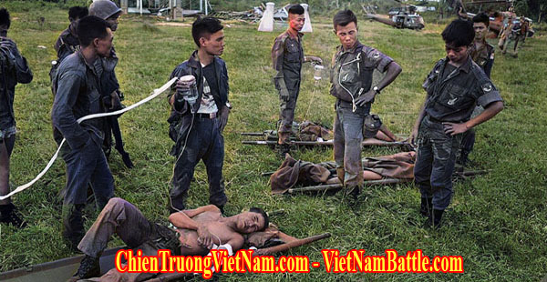 Binh sĩ tiểu đoàn 7 Nhảy Dù sống sót và bị thương trong trận Đồng Xoài năm 1965 trong chiến tranh Việt Nam - ARVN 7th airbone battalion soldiers wounded in Battle of Dong Xoai in Vietnam war
