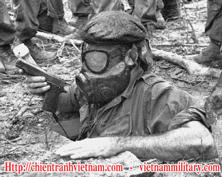 Lính chuột cống - Chuột địa đạo đang xâm nhập địa đạo Củ Chi trong chiến tra Việt Nam - Tunnel Rat in Cu Chi Tunnel in Viet Nam war
