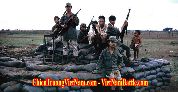 Một binh sĩ người Thượng và gia đình trước crận đánh căn cứ Lệ Khánh - trại Polei Kleng trong Mùa Hè Đỏ Lửa năm 1972 trong chiến tranh Việt Nam - Battle for Border Camp - battle of Polei Kleng Camp 1972 in Vietnam war