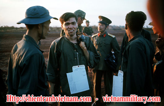 Hình ảnh về cuộc trao trả tù binh tại Lộc Ninh năm 1973 trong chiến tranh Việt Nam - Viet Cong and North Vietnamese military during the POW exchange in 1973 in Viet Nam war.