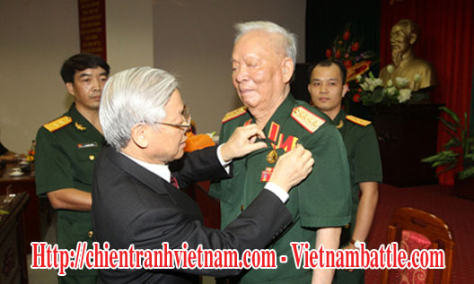 Tướng Lê Đức Anh - Chủ tịch nước Việt Nam 1992 - 1997 được bí thư Nguyễn Phú Trọng gắn huy hiệu 75 năm tuổi Đảng năm 2013