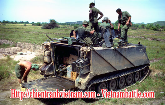 Xe thiết giáp M113 của quân đội Mỹ trong chiến dịch Cedar Falls khu Tam Giác Sắt Củ Chi trong chiến tranh Việt Nam