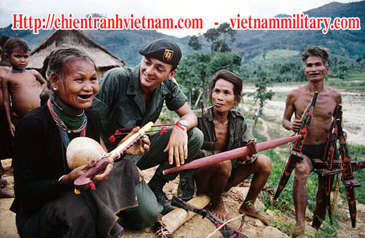 Lực lượng đặc biệt Mỹ đang trò chuyện với dân tộc người Thượng ở cao Nguyên Việt Nam trong chiến tranh Việt Nam - US Special Force Group was seen with villagers of the Montagnards tribe in the Central Highlands, Vietnam war 1969
