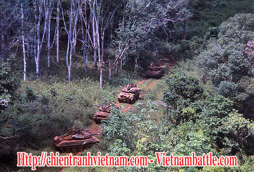 Trận Ấp Nhà Mát / Chiến dịch Bushmaster II : xe tăng Mỹ trong đồn điền cao su Michelin năm 1965 - Battle of Ap Nha Mat / Operation Bushmaster II 1965 - US tank in Michelin Rubber Plantation