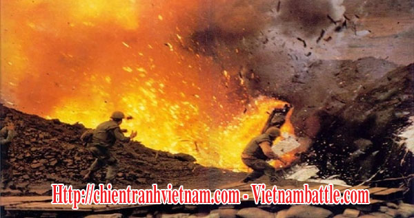 Kho đạn của Thủy Quân Lục Chiến Mỹ bị trúng đạn pháo kích và nổ tung tron trận đánh Khe Sanh năm 1968 trong chiến tranh Việt Nam - An ammunition dump struck by a shell explodes in front of U.S. Marines in battle of Khe Sanh 1968 in Vietnam war