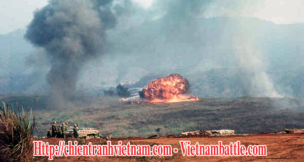 Máy bay Mỹ ném bom Napalm yểm trợ căn cứ Khe Sanh trong trận đánh Khe Sanh năm 1968 trong chiến tranh Việt Nam - Airforce cunducted Napalm bomb to give fire support in battle of Khe Sanh 1968 in Vietnam war