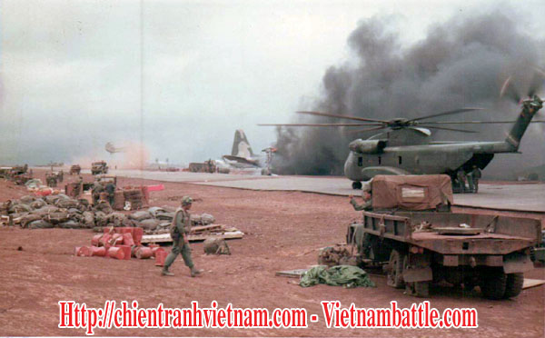 Đường băng của căn cứ Khe Sanh đang bị pháo kích trong trận đánh Khe Sanh năm 1968 trong chiến tranh Việt Nam - Airstrip at Khe Sanh Combat base was in NVA artillery bombardment in battle of Khe Sanh 1968 in Vietnam war