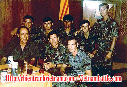 Trung úy Tom Norris ở hàng 1 ngoài cùng bên phải cùng các thành viện đội biệt kích SEAL ở Đà nẵng trước chiến dịch giải cứu phi công Mỹ Bat 21 Bravo trong chiến tranh Việt Nam - L.t. Thomas R. Norris (first row, right) and SEAL team at Da Nang base prior to the Rescue of Bat 21 Bravo in Vietnam war