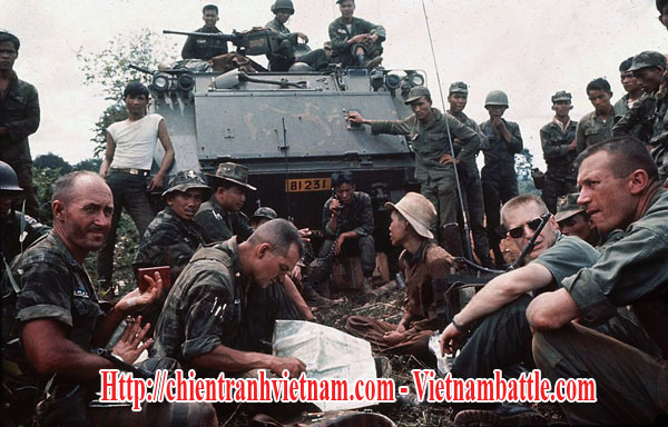 Các cố vấn Mỹ đang thảo luận trên chiến trường Việt Nam - Us Advisors were discussing in Vietnam war
