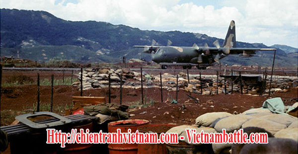 Máy bay C-130 trên đường băng trong chiến trường Khe Sanh năm 1968 trong chiến tranh Việt Nam- C-130 Hercules transport aircraft in the battle of Khe Sanh 1968 in Vietnam war