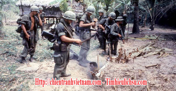 Lính Mỹ đang lục soát 1 hầm ngầm của Quân Giải Phóng trong chiến dịch Campuchia 1970 trong chiến tranh Việt Nam - Us soldiers were inspecting a channel in Cambodian Incursion - Cambodian Campaign in Vietnam war