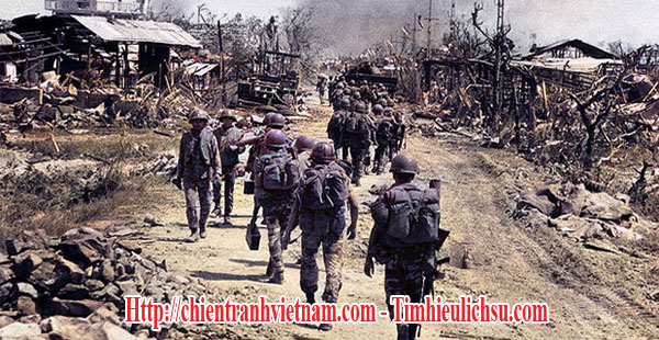 Ngày 28 tháng 7, các binh sĩ Thủy Quân Lục Chiến VNCH di chuyển để tái chiếm Quảng Trị trong chiến Dịch Xuân Hè 1972 hay chiến dịch Nguyễn Huệ hay còn gọi là Mùa Hè Đỏ Lửa 1972 trong chiến tranh Việt Nam - ARVN Marines were moving to retake Quang Tri in Easter Offensive 1972 in Vietnam war