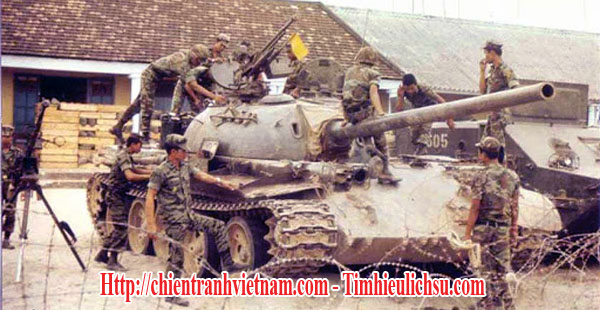 Xe tăng T-54 của quân Giải Phóng bị Thủy Quân Lục Chiến bắt giữ tại Quảng Trị trong chiến Dịch Xuân Hè 1972 hay chiến dịch Nguyễn Huệ hay còn gọi là Mùa Hè Đỏ Lửa 1972 trong chiến tranh Việt Nam - North Vietnamese T-54 tank was captured by ARVN Marines at Quang Tri in Easter Offensive 1972 in Vietnam war