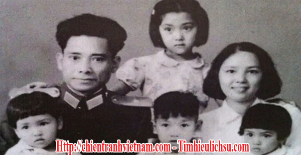 Lưỡng Quốc Tướng Quân : thiếu tướng Nguyễn Sơn và vợ là bà Lê Hằng Huân cùng các con