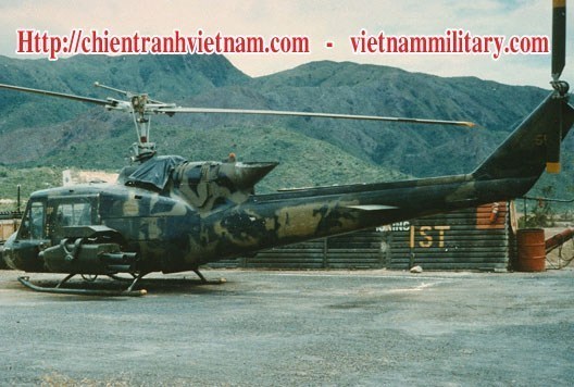 Các trực thăng UH-1B được lắp hệ thống tên lửa chống tăng TOW trong chiến tranh Việt Nam - UH-1B helicopter with TOW Anti-tank missile in Vietnam war battlefield