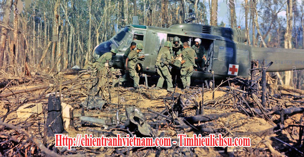 Trực thăng cứu thương của quân đội Mỹ trong chiến dịch Junction City năm 1967 trong chiến tranh Việt Nam - US medical helicopters in operation Junction City in Vietnam war