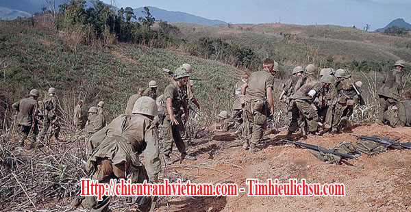 Vì sao Mỹ bỏ căn cứ Khe Sanh trong chiến tranh Việt Nam : Lính Thủy Quân Lục Chiến Mỹ trên đồi 64 trong trận đánh Khe Sanh - Why did Us Army abandon Khe Sanh base in Vietnam war ? : Us marines on Hill 64 in battle of Khe Sanh