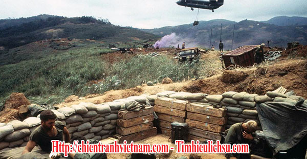Vì sao Mỹ bỏ căn cứ Khe Sanh trong chiến tranh Việt Nam : Lính Thủy Quân Lục Chiến Mỹ trên đồi tiền tiêu trong trận đánh Khe Sanh - Why did Us Army abandon Khe Sanh base in Vietnam war ? : Us marines on outpost hill in battle of Khe Sanh