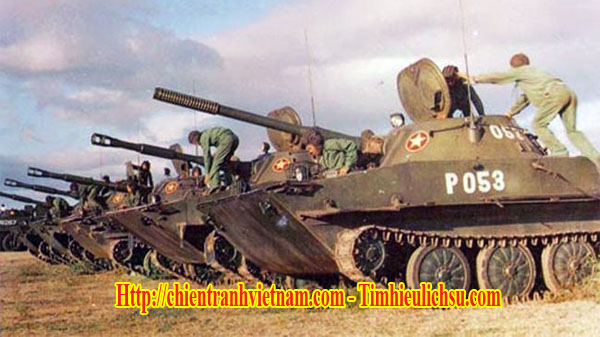 Xe tăng PT-76 quân Giải Phóng chuẩn bị tấn công trong trận đánh Làng Vây năm 1968 trong chiến tranh Việt Nam - NVA PT-76 tanks in battle of Lang Vei in siege of Khe Sanh in Vietnam war 1968