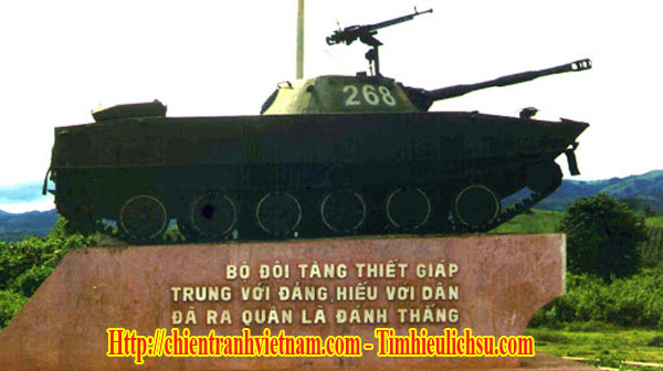 Xe tăng PT-76 trên đài tưởng niệm trận đánh Làng Vây năm 1968 trong chiến tranh Việt Nam - NVA PT-76 tanks on memorial statue for battle of Lang Vei in siege of Khe Sanh in Vietnam war 1968