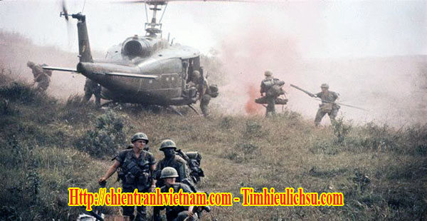 Các trực thăng Mỹ đang tiếp tế một ngọn đồi với chiến thuật Đàn Ngỗng trong trận đánh Khe Sanh trong chiến tranh Việt Nam - Helicopters with Super Gaggle technique in Battle of Khe Sanh - Siege of Khe Sanh 1968 in Vietnam war