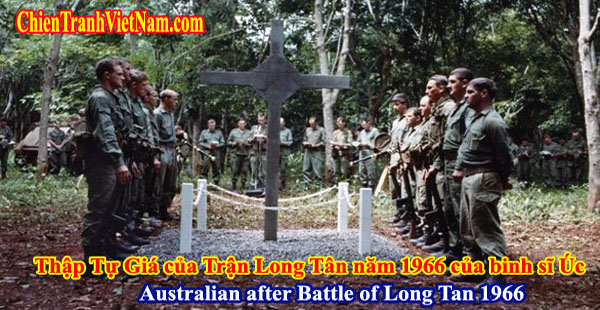 Quân Úc cùng cây Thập Tự Giá Long Tân sau trận đánh Long Tân năm 1966 trong chiến tranh Việt Nam - Australian soldiers and Long Tan cross after battle of Long Tan 1966 in Vietnam war
