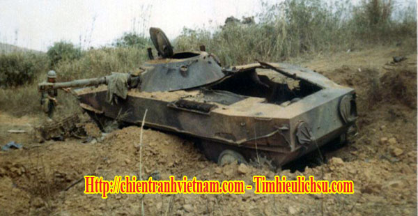 Xe tăng PT-76 quân Giải Phóng bị phá hủy trong trận đánh Làng Vây năm 1968 trong chiến tranh Việt Nam - NVA PT-76 tank was destroyed in battle of Lang Vei in siege of Khe Sanh in Vietnam war 1968
