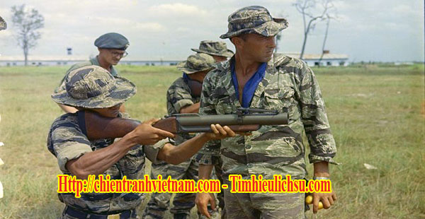 Trung sĩ Rouly thuộc lực lượng Đặc Biệt hướng dẫn binh sĩ người Thượng thuộc Dân Sự Chiến Đấu sử dụng súng phóng lựu M-79 - SSG Alvin J. Rouly taught a Vietnamese Civilian Irregular Defense Group (CIDG) trainee using a M79 grenade launcher