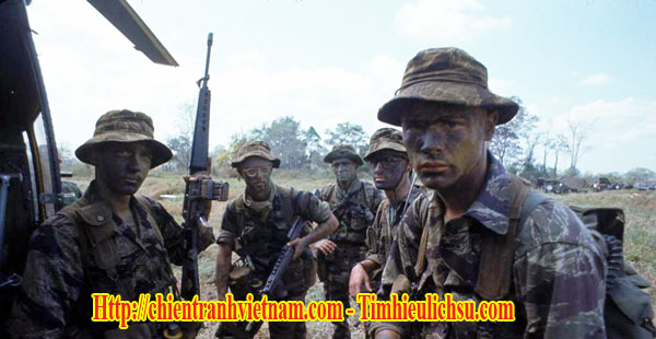 Các binh sĩ thuộc lực lượng Đặc Biệt Mỹ trong trận đánh Làng Vây năm 1968 trong chiến tranh Việt Nam - Us Special Forces in Battle of Lang Vei map in siege of Khe Sanh 1968 in Vietnam war 1968
