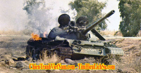 Một xe tăng T-54 của Quân Giải Phóng bị tên lửa TOW phá hủy trong trận Kontum trong chiến Dịch Xuân Hè 1972 hay Chiến Dịch Nguyễn Huệ hay còn gọi là Mùa Hè Đỏ Lửa 1972 trong chiến tranh Việt Nam – A North Vietnam T-54 tank was destroyed byt Hawk's Claw Tow missile team in Easter Offensive 1972 in Vietnam war