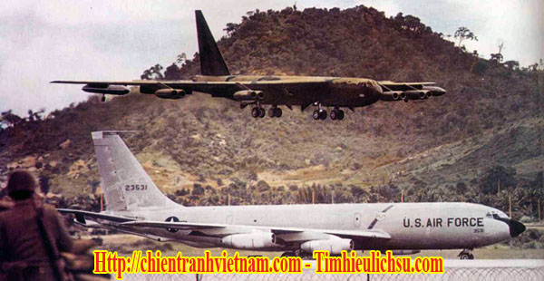 Máy bay B-52 đáp xuống căn cứ U-Tapao ở Thái Lan trong chiến dịch Linebacker II ném bom Hà Nội 12 ngày đêm trong chiến tranh Việt Nam - B-52 stratofortress bombers lands at U-Tapao airbase in Christmas bombings 1972 in Vietnam war