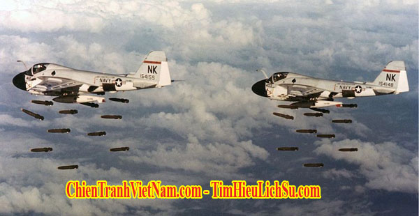 Máy bay A-6 Intruder của Không quân Hải Quân Mỹ đang ném bom trong chiến dịch Sấm Rền trong chiến tranh Việt Nam - Us Navy Air Force A-6 Intruder in operation Rolling Thunder in Vietnam war