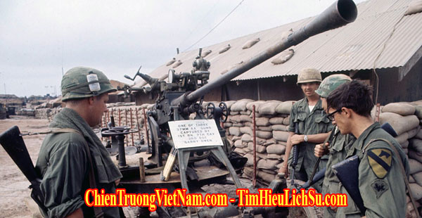 Một khẩu pháo cao xạ của Quân Giải Phóng bị thu giữ trong trận Kontum trong chiến Dịch Xuân Hè 1972 hay Chiến Dịch Nguyễn Huệ hay còn gọi là Mùa Hè Đỏ Lửa 1972 trong chiến tranh Việt Nam – A North Vietnamese anti-aircrat artilley was captured in Easter Offensive 1972 in Vietnam war