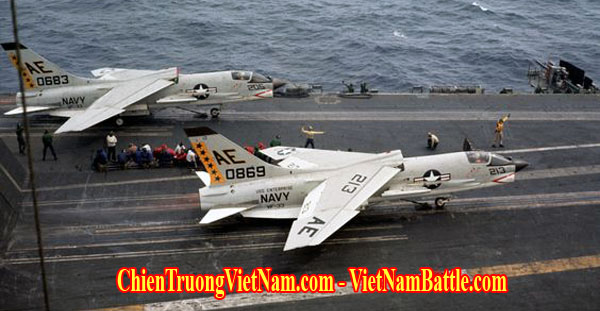 Các máy bay F-8 Crusader thuộc phi đội VF-33 từ tàu sân bay USS Enterprise trong chiến dịch Linebacker II ném bom Hà Nội 12 ngày đêm trong chiến tranh Việt Nam - Hanoi Christmas bombings 1972 in Vietnam war