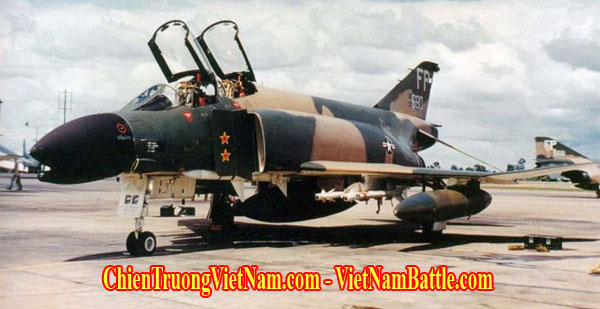 Máy bay F-4 Phantom tại căn cứ không quân Nakhon Phanom, Thái Lan trong chiến dịch Linebacker II - chiến dịch ném bom Hà Nội - Hà Nội 12 ngày đêm hay còn gọi là chiến dịch ném bom lễ Giáng Sinh trong chiến tranh Việt Nam - F-4 Phamtom in Christmas bombings 1972 - Operation Linebacker II in Vietnam war
