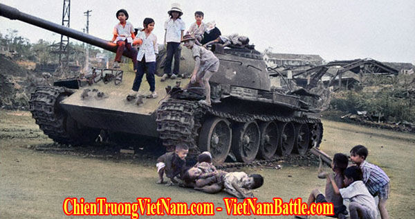 Xe tăng T-54 Bắc Việt bị phá hủy trong trận An Lộc trong Mùa hè đỏ lửa - chiến dịch Xuân Hè - North Vietnam tank was destroyed in battle of An Loc in Easter Offensive 1972 in Vietnam war