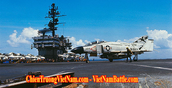 Máy bay F-4 của Hải Quân Mỹ trên tàu sân bay USS Enterprirse trong chiến dịch Linebacker II ném bom Hà Nội 12 ngày đêm trong chiến tranh Việt Nam - F-4 fighter on USS Enterprise carrier in Christmas bombings 1972 in Vietnam war