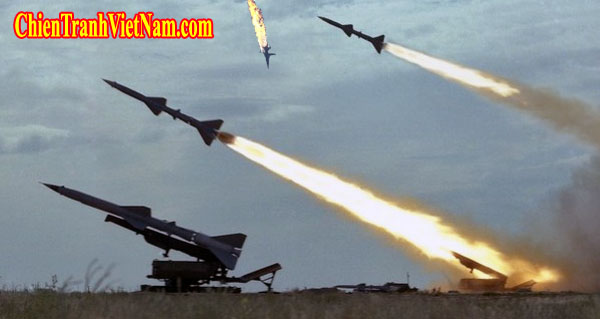 Tên lửa SAM-2 Bắc Việt trong chiến dịch Linebacker II ném bom Hà Nội 12 ngày đêm trong chiến tranh Việt Nam - North Vietnamese SAM 2 missile in Christmas bombings 1972 in Vietnam war