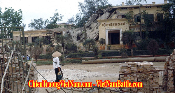 Bệnh viện Bạch Mai ở Hà Nội sau chiến dịch Linebacker II ném bom Hà Nội 12 ngày đêm trong chiến tranh Việt Nam - Bach Mai hostpital in Ha Noi after Christmas bombings 1972 in Vietnam war