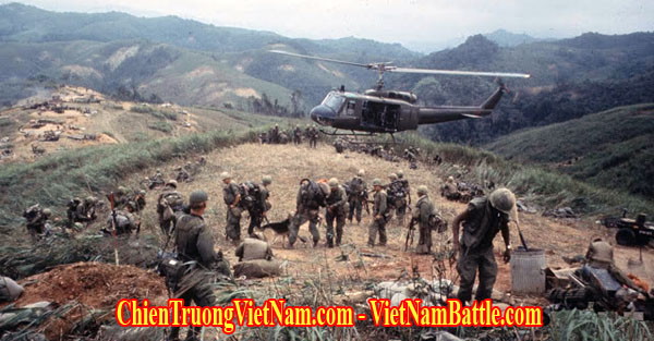 Thủy Quân Lục Chiến Mỹ trên một ngọn đồi trong trận Khe Sanh năm 1968 trong chiến tranh Việt Nam - US marines in the tattle of Khe Sanh - Siege of Khe Sanh 1968 in Vietnam war