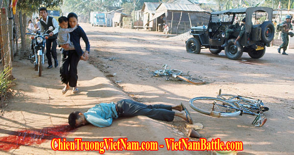 Dân thường ở Huế tử vong trong trận đánh ở Huế trong trận Tết Mậu Thân 1968 trong chiến tranh Việt Nam - South Vietnamese woman passing dead boy in Battle of Hue in The General Tet Offensive 1968 in Vietnam war