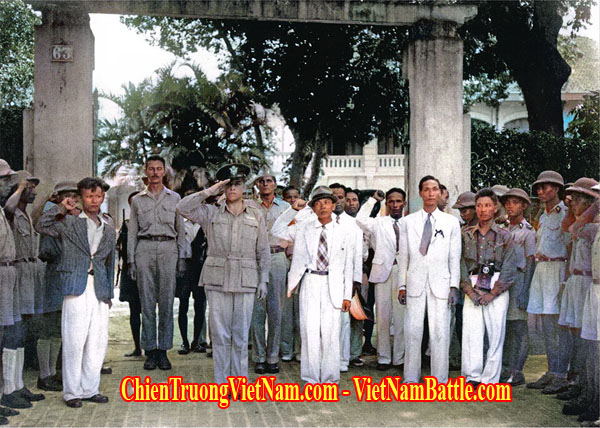 Đại uý Archimedes Patti của đội Con Nai - nhóm OSS tiền thân của CIA cùng ông Võ Nguyên Giáp chào cờ năm 1945 - OSS team's captain Archimedes Patti and Vo Nguyen Giap (both front center) saluting the Allied and Vietnamese flags